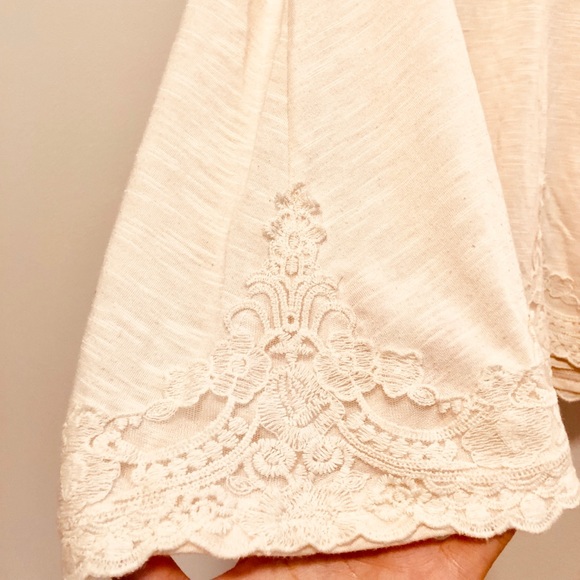 Cream tank top w/ lace detailing - Picture 2 of 2